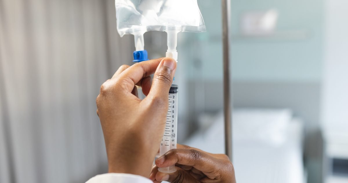 IV Therapy vs. Oral Supplements: How the Delivery Route Changes Absorption Comparison of oral supplement capsules and an intravenous infusion bag on a clinical counter