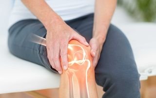 Doctor discussing cortisone shot alternatives such as PRP with a patient about joint pain treatment options.
